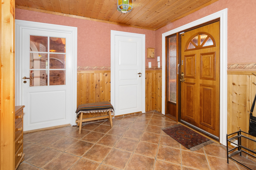 Meget romslig gang. Dør inn til vaskerom og til venstre inn til innergang og stue. 