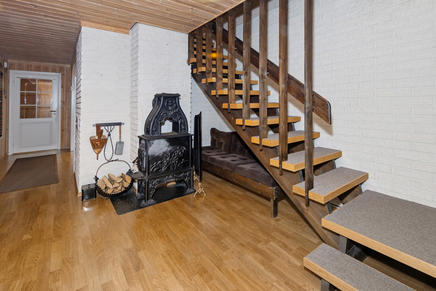 Innergang med vedovn. 