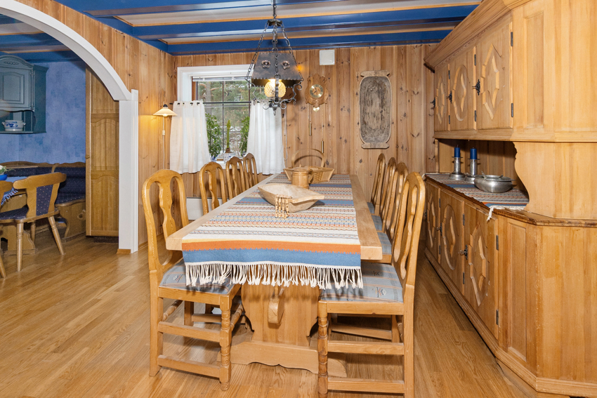 Spisestue med ingang til kjøkken på venstre side.