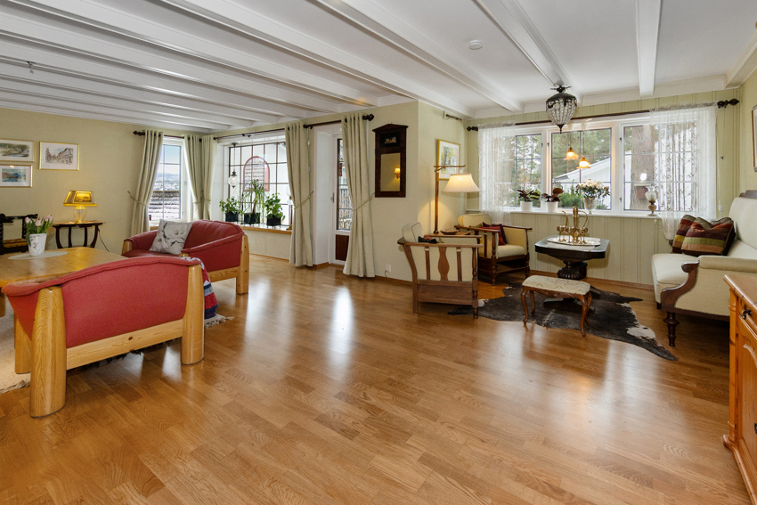 Stuen er romslig og delt opp i 2 soner for hverdagsstue og finsalong.