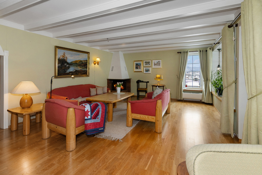 Peis i hjørne og varmepumpe under vinduet til høyre. 