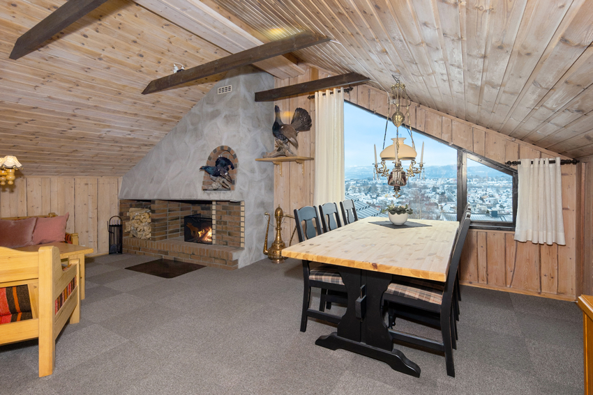 Stor loftstue som gir en veldig trivlig plass å dele god mat med gode venner eller familie. 