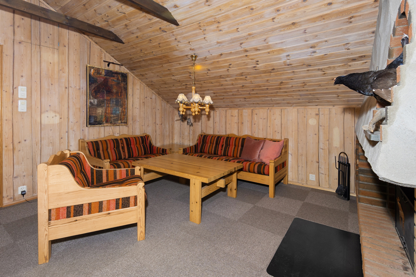 God plass til sofa og bord forran peisen i loftstuen. 