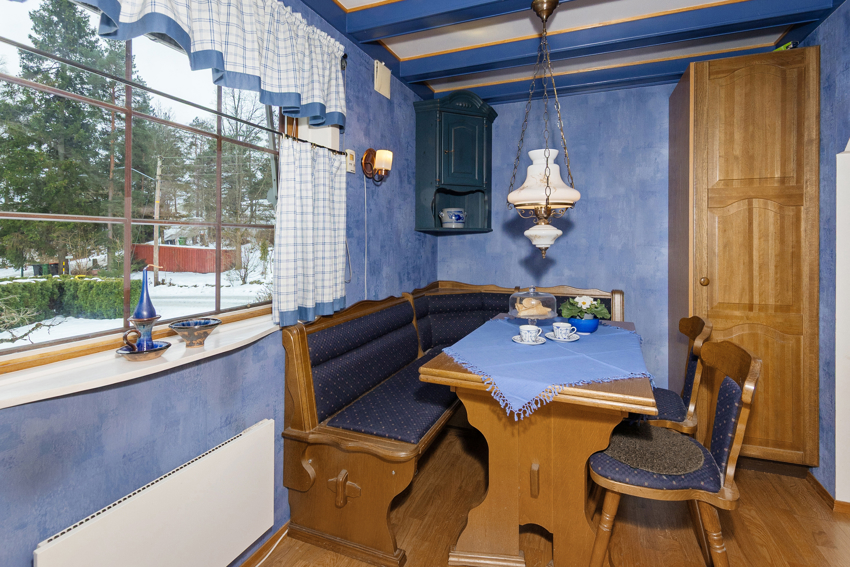 Kjøkken med plass til spisebord, slagbenk og stoler. 