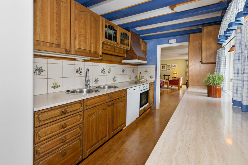 Kjøkken hvor det er godt med skap og veggplass. 