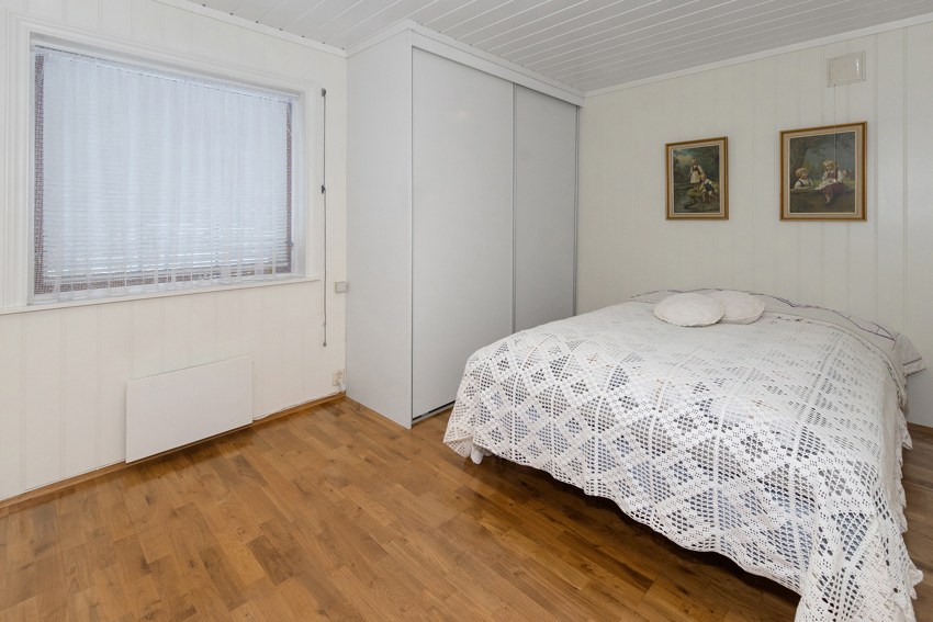 Hovedsoverom med garderobeskap. 