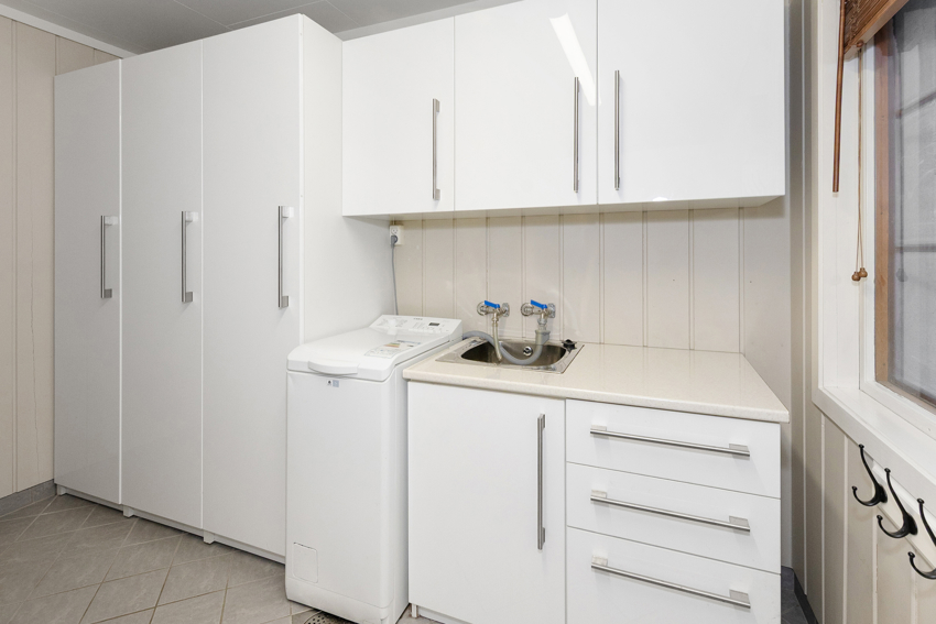 På vaskerommet er det satt inn godt med innredning. Fungerer også godt som tørkerom for våte klær og sko.