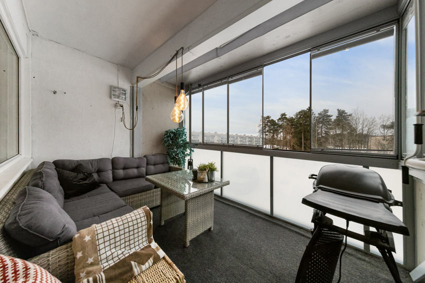 Sydvendt og solrik innglasset balkong