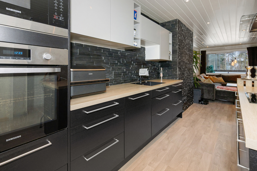 Pent kjøkken innredning med takhøye skap