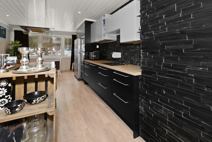 Godt med skap- og benkeplass. Fin belysning