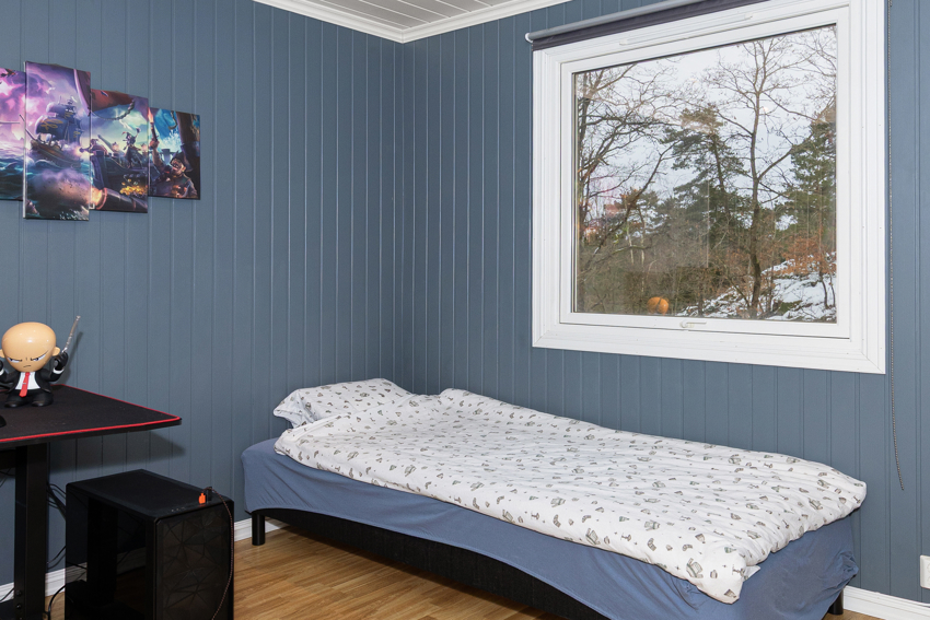 Soverom 2 har adkomst fra spisestue. Her har du skogen som næmeste nabo