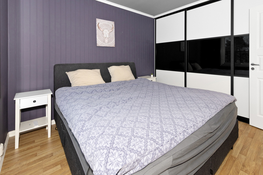 Romslig skyvedørsgarderobe med kurver, hyller og heng