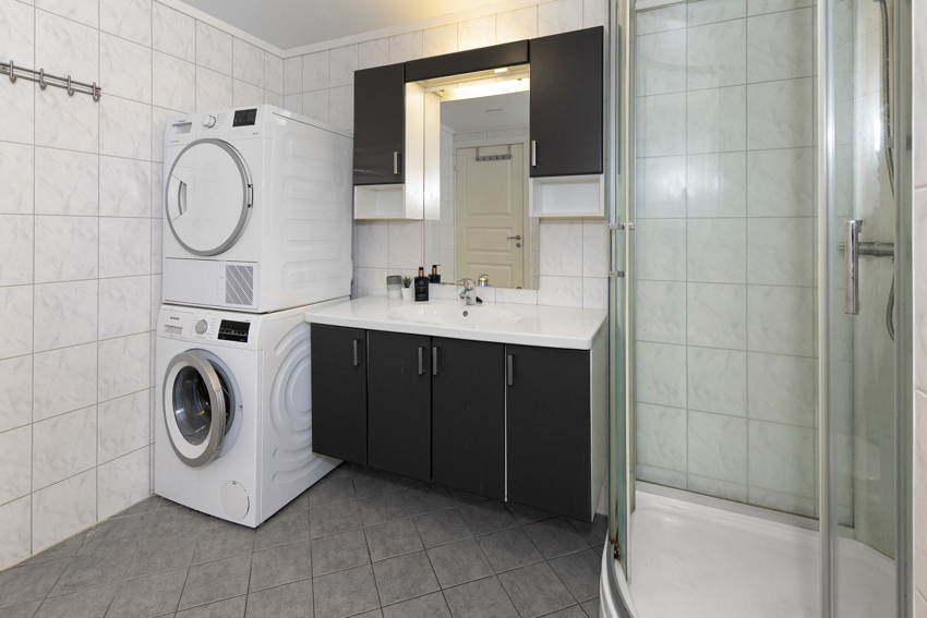 Flislagt med varmekabler i gulvet. Dimmer på taklys