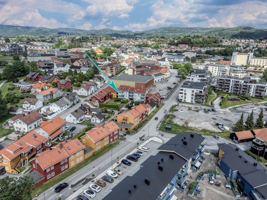 Leiligheten ligger sentrumsnært, men allikevel rolig plassert. Kort veg til alle fasiliteter.