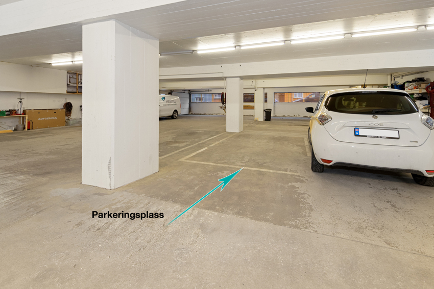 Tvers over gaten fra leiligheten har man garasjeanlegget her er det automatisk portåpner. Garasjen er romslig hvor man også har plass til å ha diverse utstyr stående. 