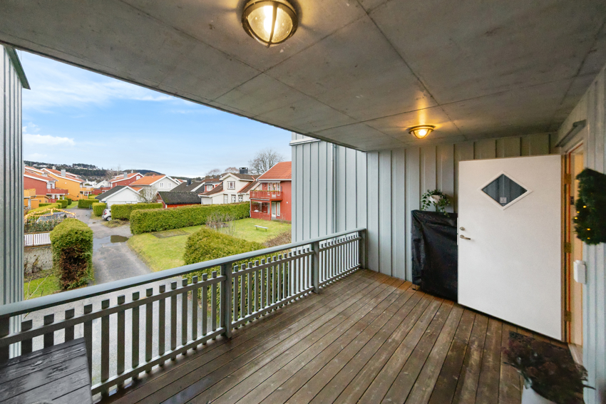Overbygget terrasse ved inngangsdøren 