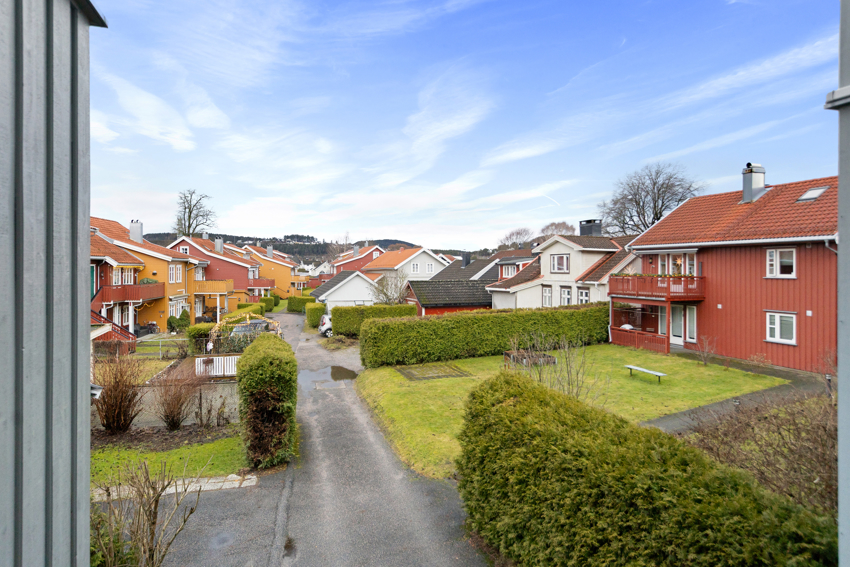 Oppe i 2. etasjen når du kommer ut av trappegangen er det en felles (deles med 1 nabo) terrasse.