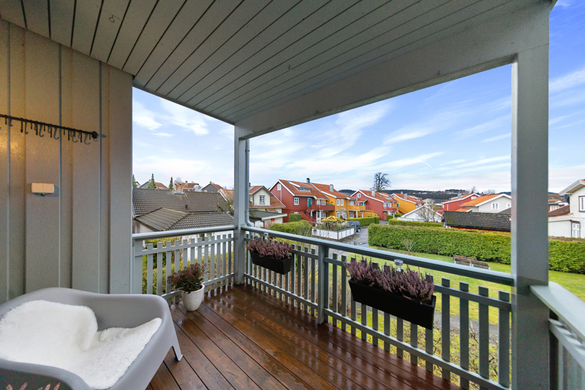 Overbygget terrasse mot vest med plass til møblering. 