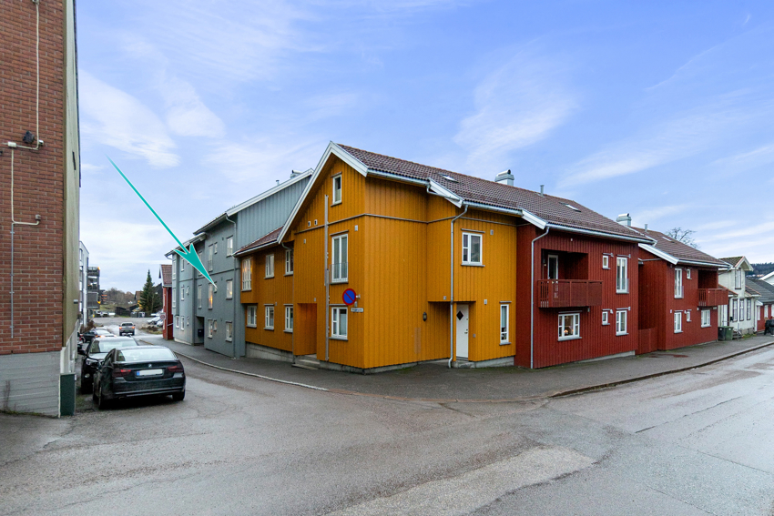 Bygget med leilighetene gir et friskt pust til den ellers etablerte bebyggelsen på bakken.