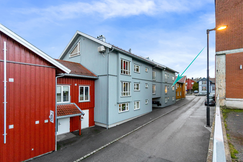 Inngang fra gaten til fellesområdene. Godt med muligheter til gjesteparkering i området.
