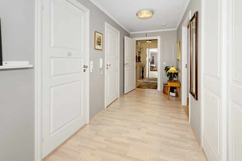 Lys og trivlig gang. Etter at du har kommet inn fra vindfanget i enden som er skilt av med egen dør. 