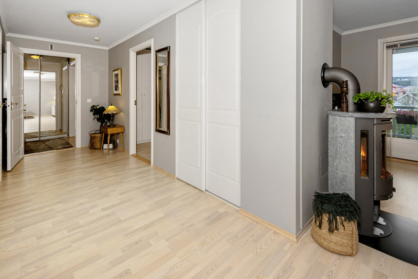 Vindfang i enden med speildørsgarderobe. Det er også garderobe i gangen til høyre. 