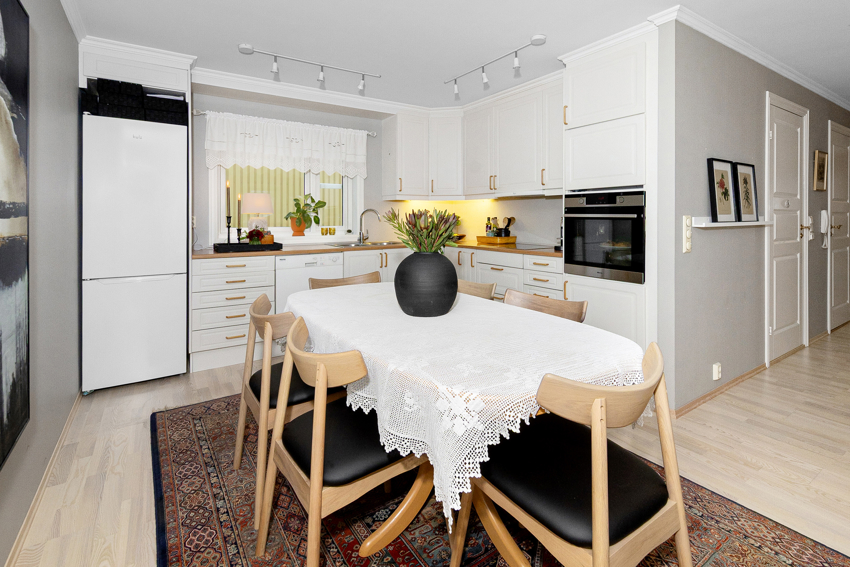 Det er vindu i kjøkkenet mot øst slik at man får inn lys fra 2 sider.  