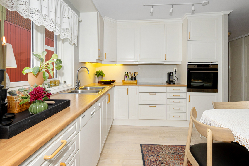 Romslig innredning med overskap og skuffer. Bra med benkeplass. Hvitevarer av god kvalitet (bla Miele) følger med. Stekeovn, oppvaskmaskin, platetopp og kjøleskap. 