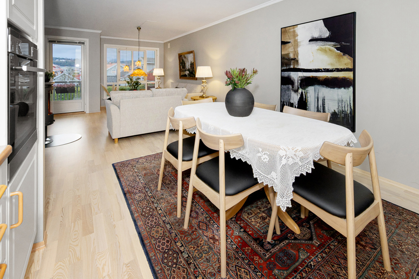 Fra kjøkken er det åpent mot stue. Gjennomlyst og trivlig. 