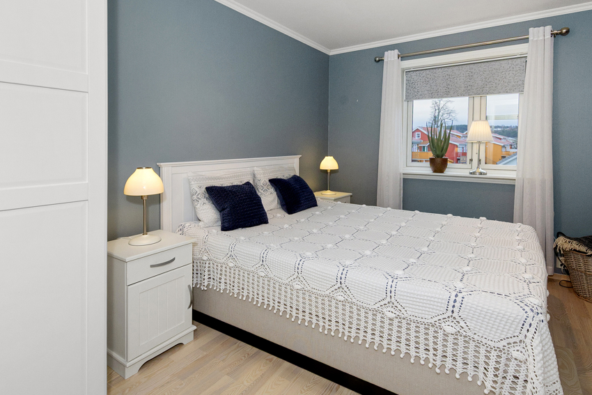 Hovedsoverom med vindu mot sameiets fellesområder.