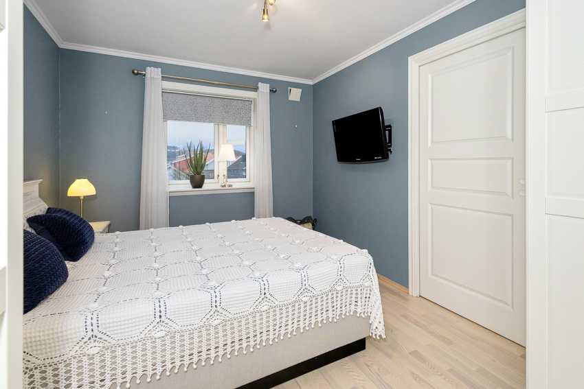 Det er skapplass på soverommet, samt dør inn til bod. 