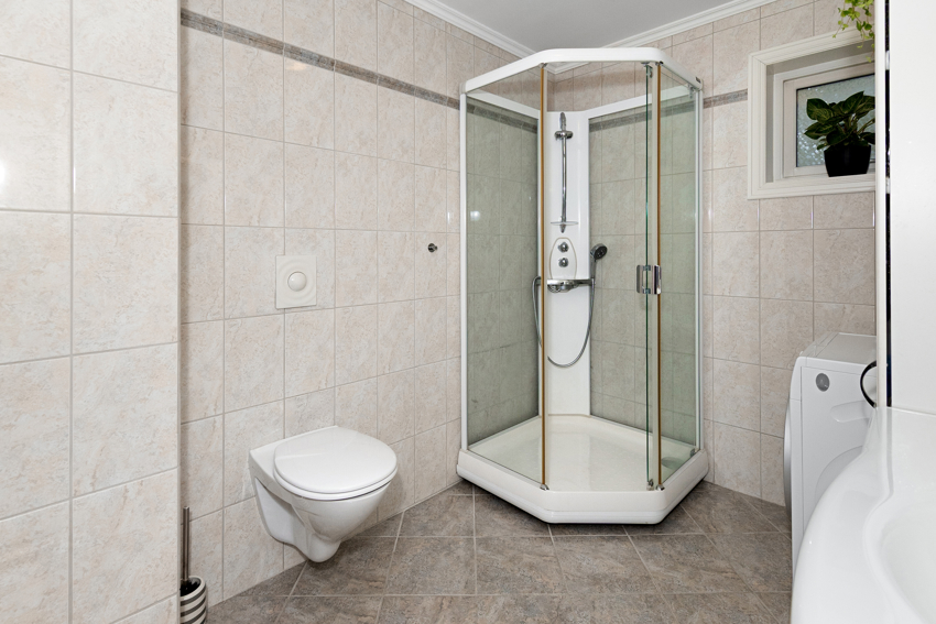 Dusjabinett og vegghengt toalett som gir for lettere renhold.