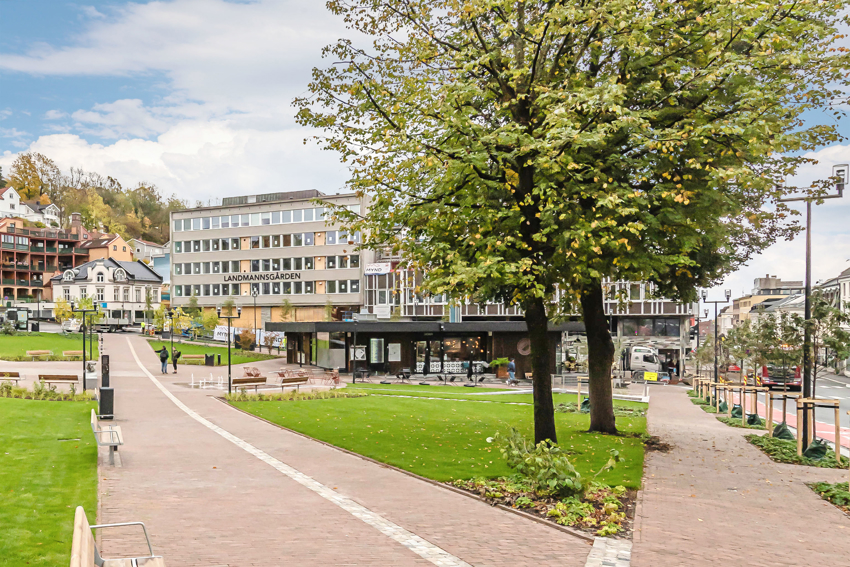 Nærhet til Skien by og alle sentrumsfasiliteter. Her fra knutepunktet Landmannstorget som i de senere årene har fått en betydelig oppgradering. 