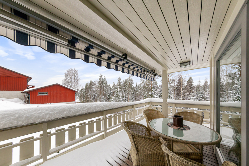 Fra stue er det utgang til veranda.