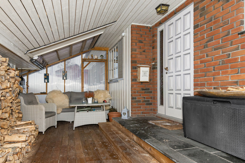 Koselig overbygd inngangsparti.