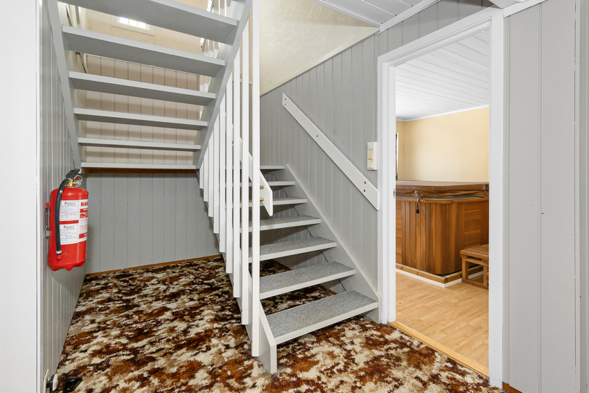 I kjeller er det gang med trapp til 1.etg.