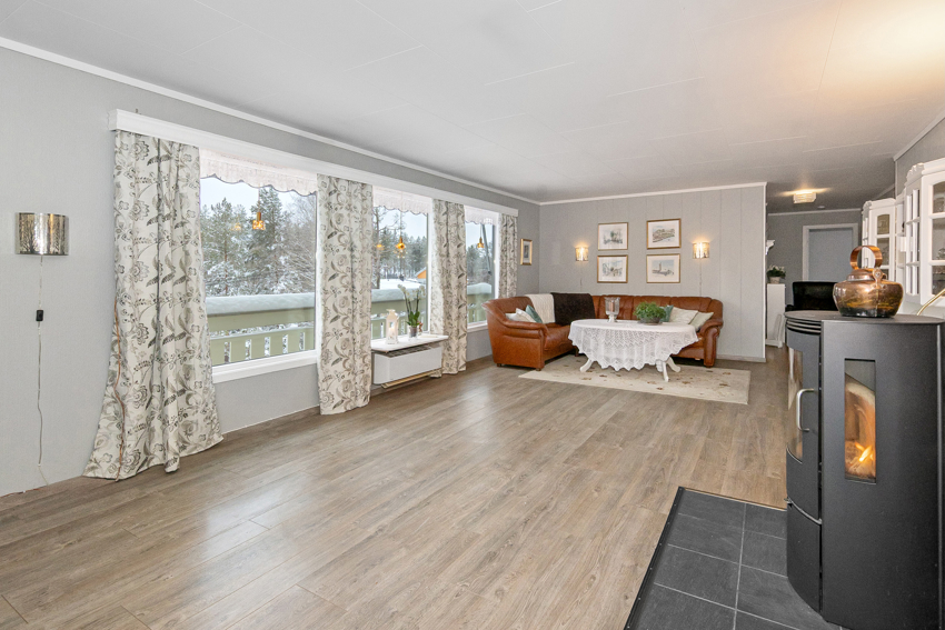 Store vindusflater gjør stuen lys og luftig.