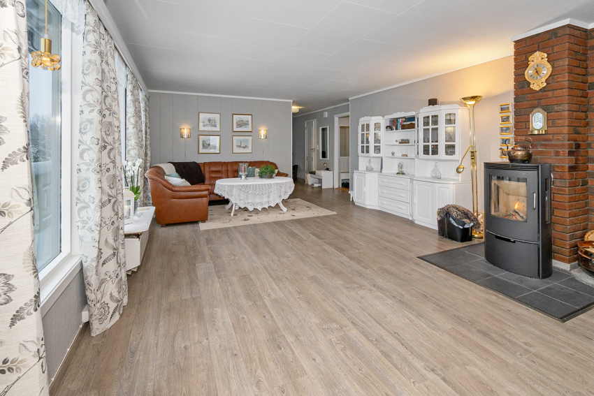 Romslig stue med plass til alle.