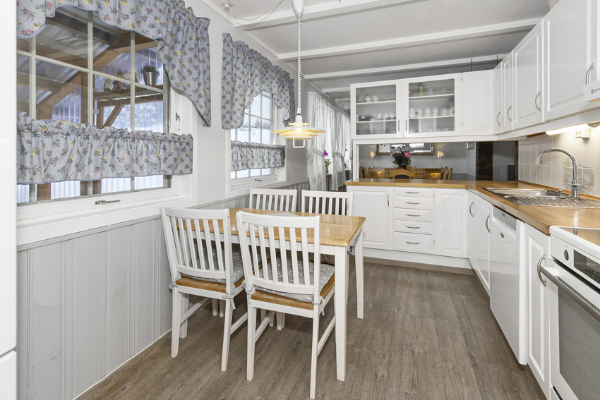 På kjøkkenet er det plass til kjøkkenbord og stoler. 