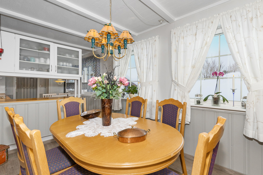 Spisestue med nærhet til kjøkkenet.