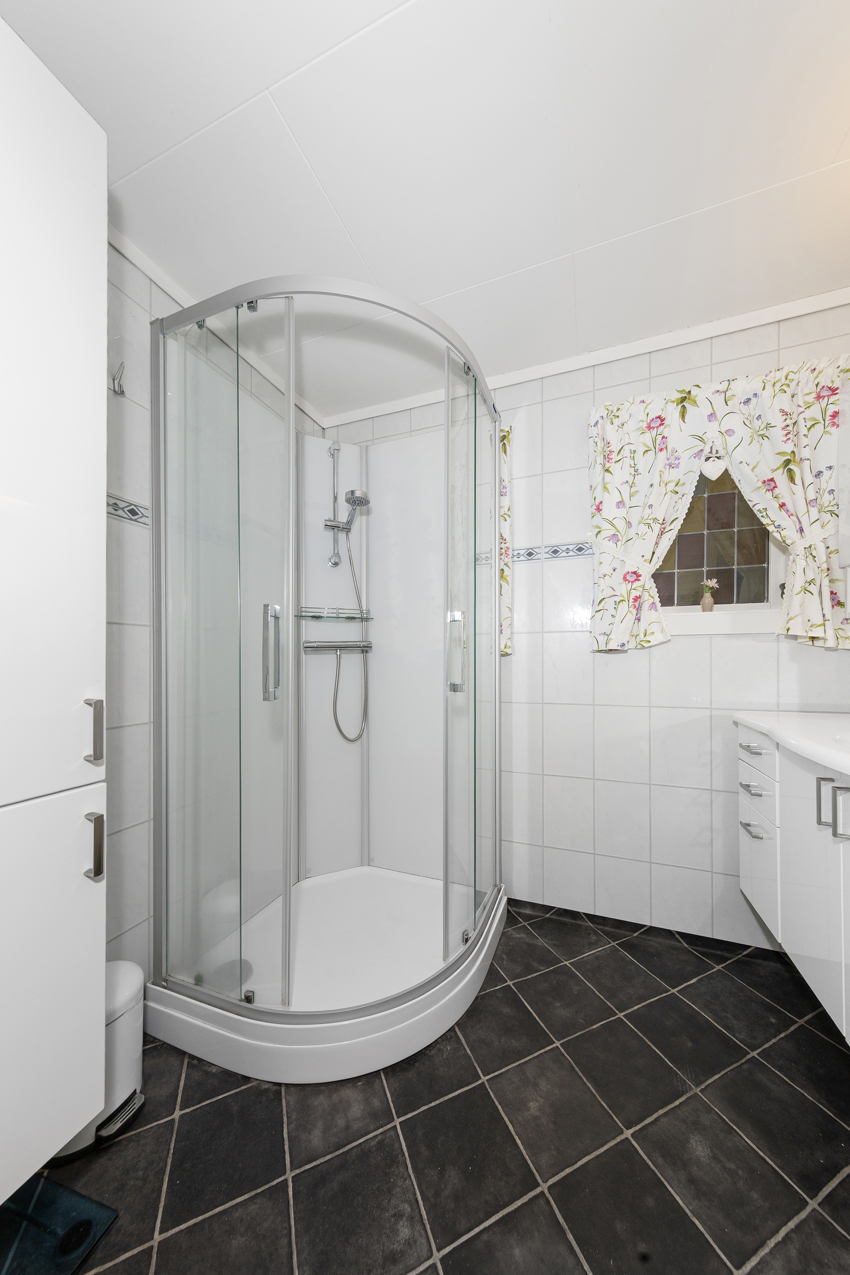 Lyst og pent bad i 1.etg.