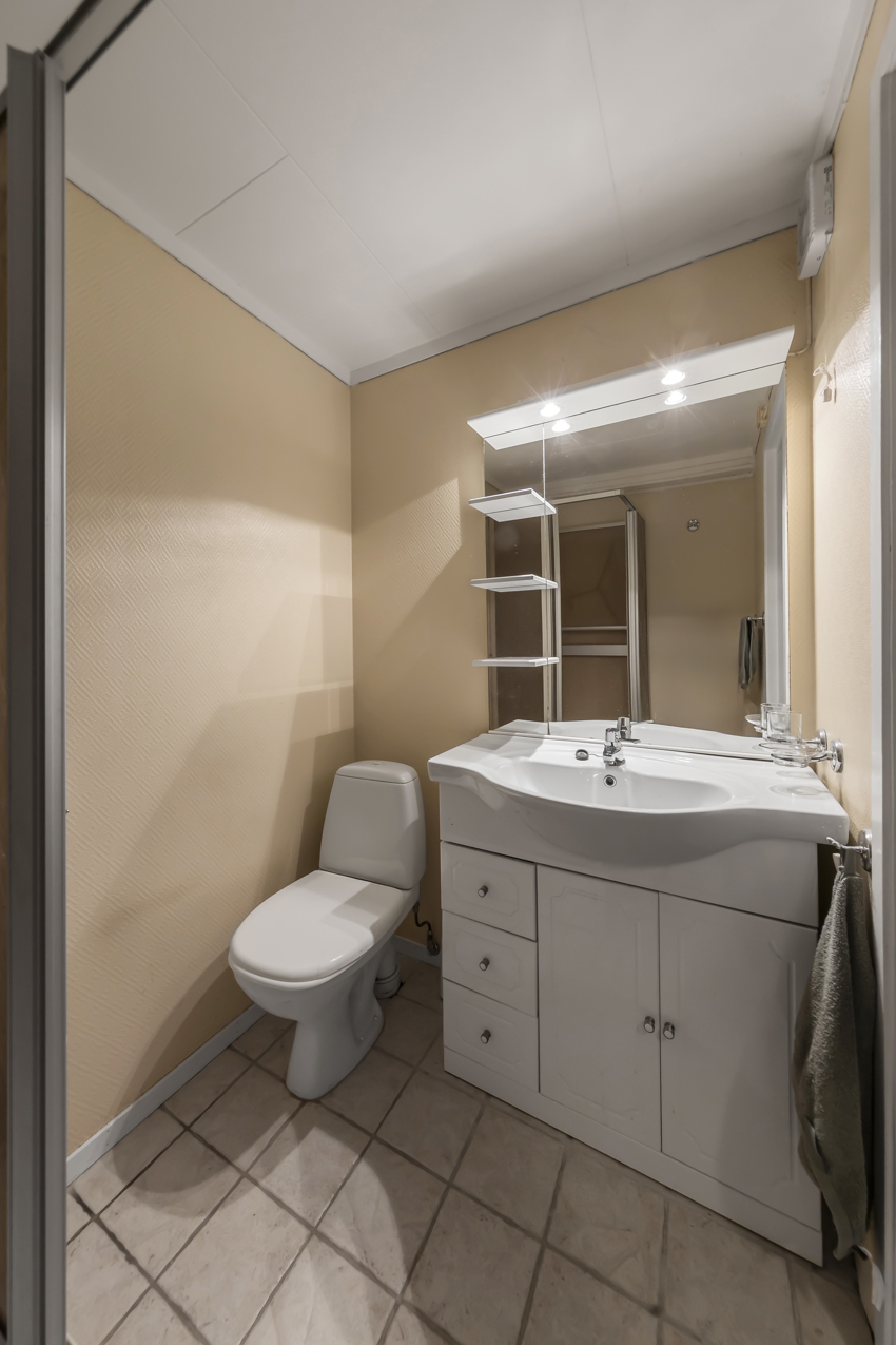 Eldre bad i kjeller.