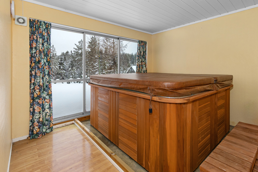 Rom til massasjebad. Megler gjør oppmerksom på at det er opprinnelig et soverom og det er satt inn skyvedør istedenfor vindu. Dette er ikke søkt bruksendret/godkjent hos kommunen. 