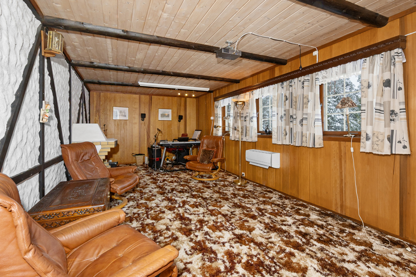 Romslig kjellerstue med varmepumpe.