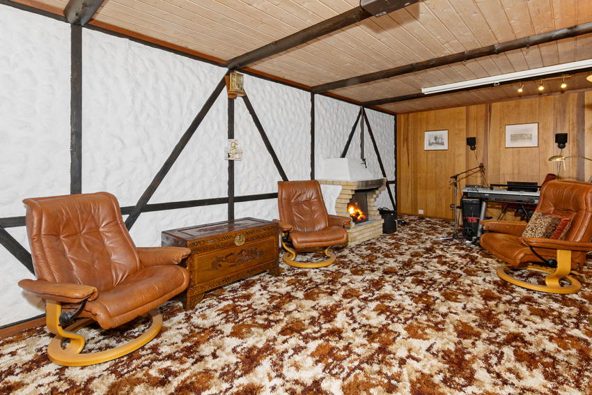 Kjellerstue. Megler gjør oppmerksom på at peisen er forblendet og ikke i bruk.