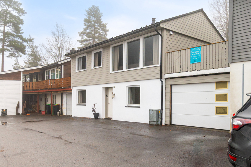 Inngang til boligen samt integrert garasje. 