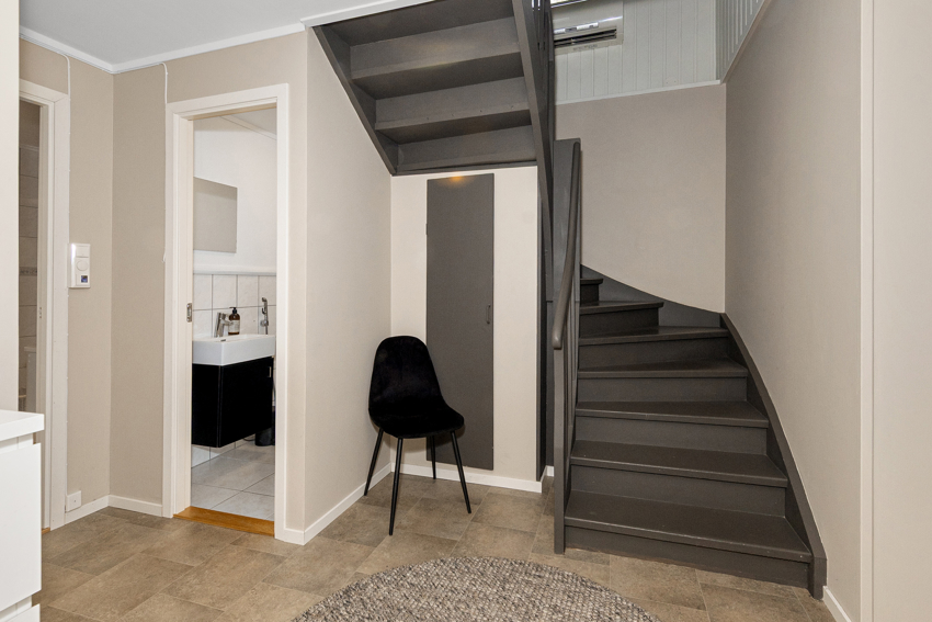 Gang med trapp til hovedplan