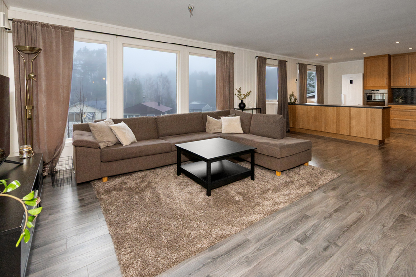 Vindusflater som gir et godt lys inn i boligen.