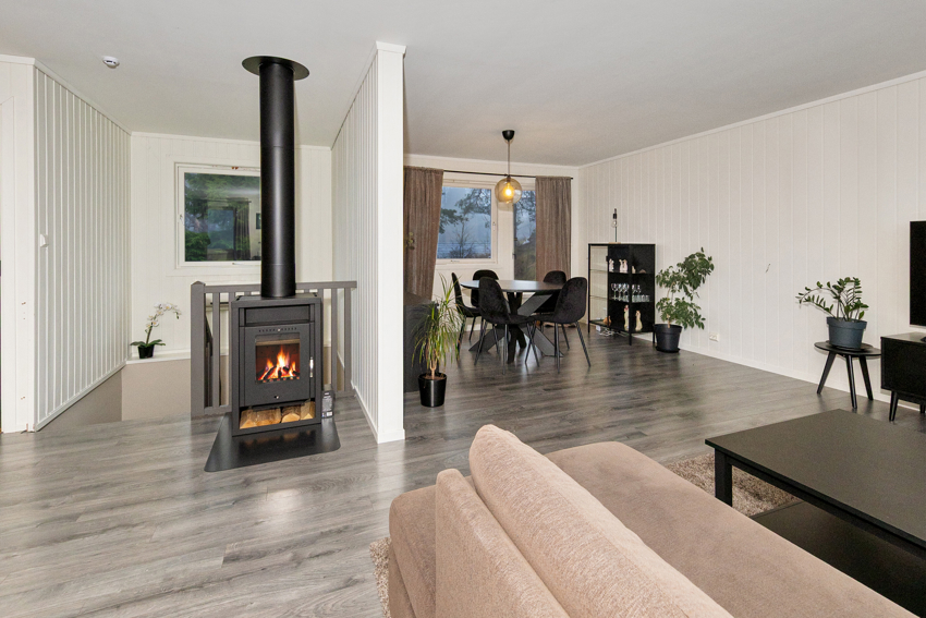 Lys, moderne og tiltalende stue med ny varmepumpe og peisovn. 