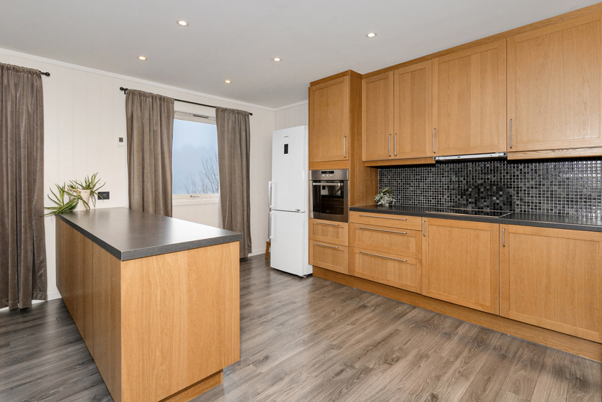 Et pent åpent kjøkken med en egen kjøkkenøy. 